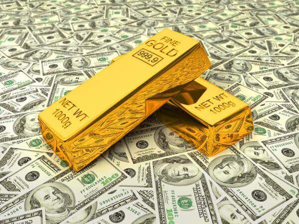 Gold Swings Below $3,300 as Court Ruling Roils Dollar and Trade Policy Uncertainty