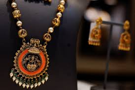 Gold Surges Above $3,900 as Shutdown Stalls Data and Fuels Uncertainty