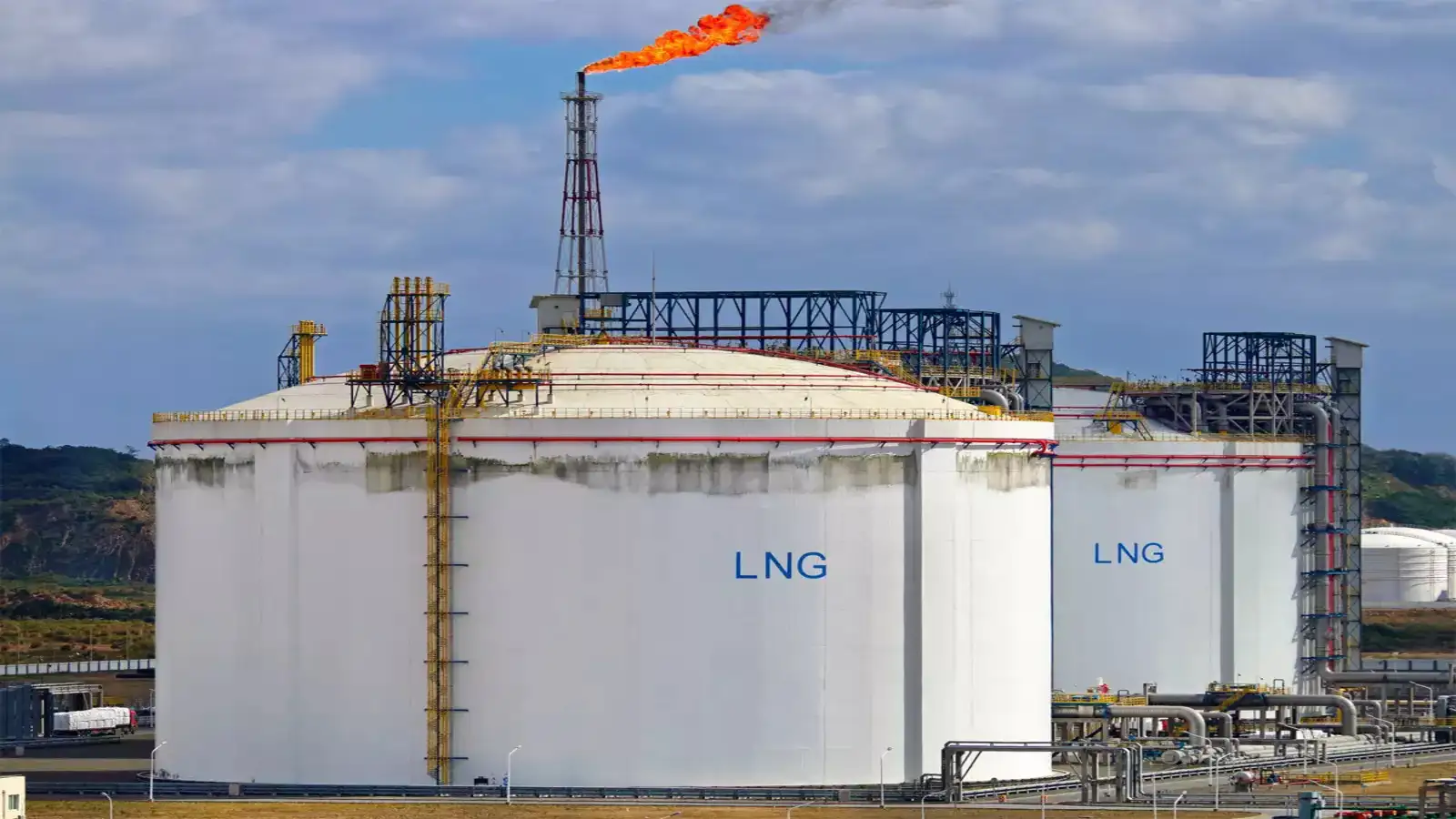 petronet-lng-shares-fall-over-6-amid-pngrb-criticism-and-citis-bearish-outlook